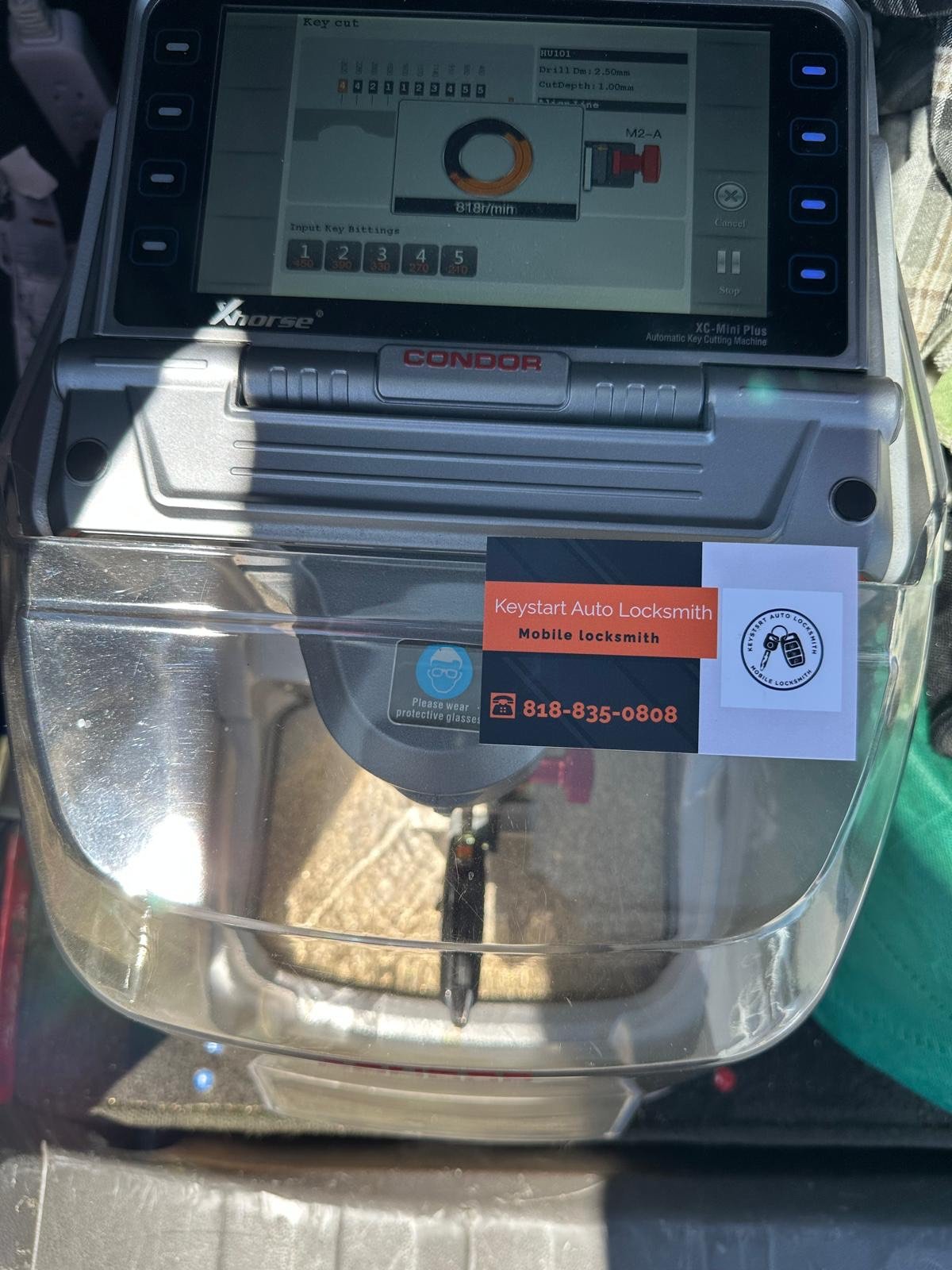 car locksmith is making copy car key in LA