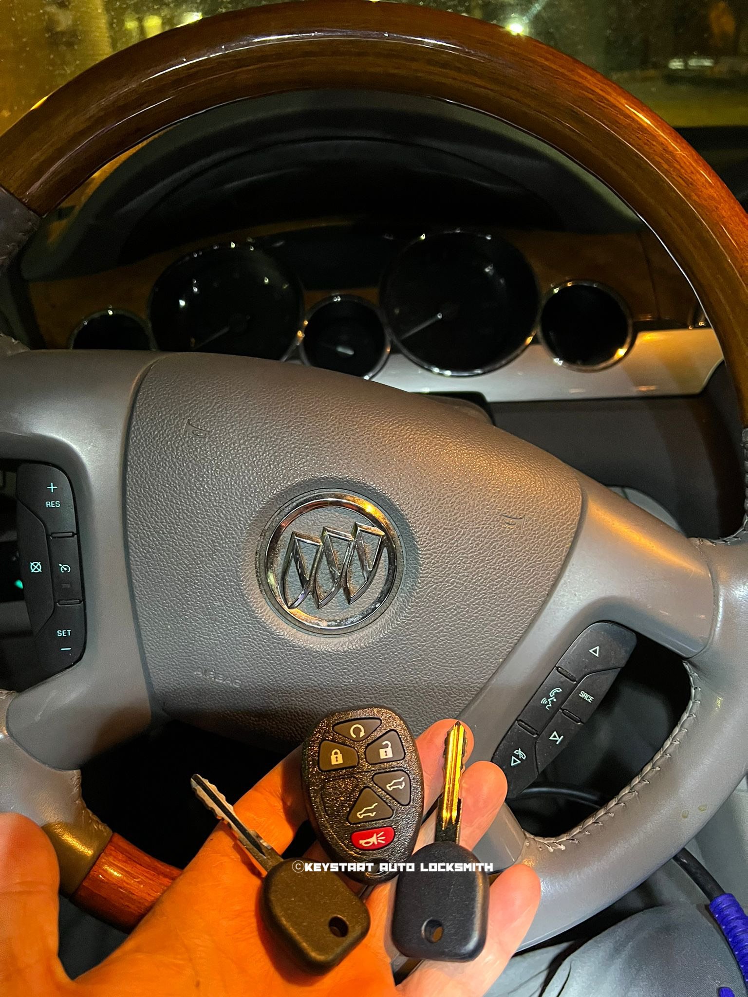 car locksmith Pasadena makes car key with remote