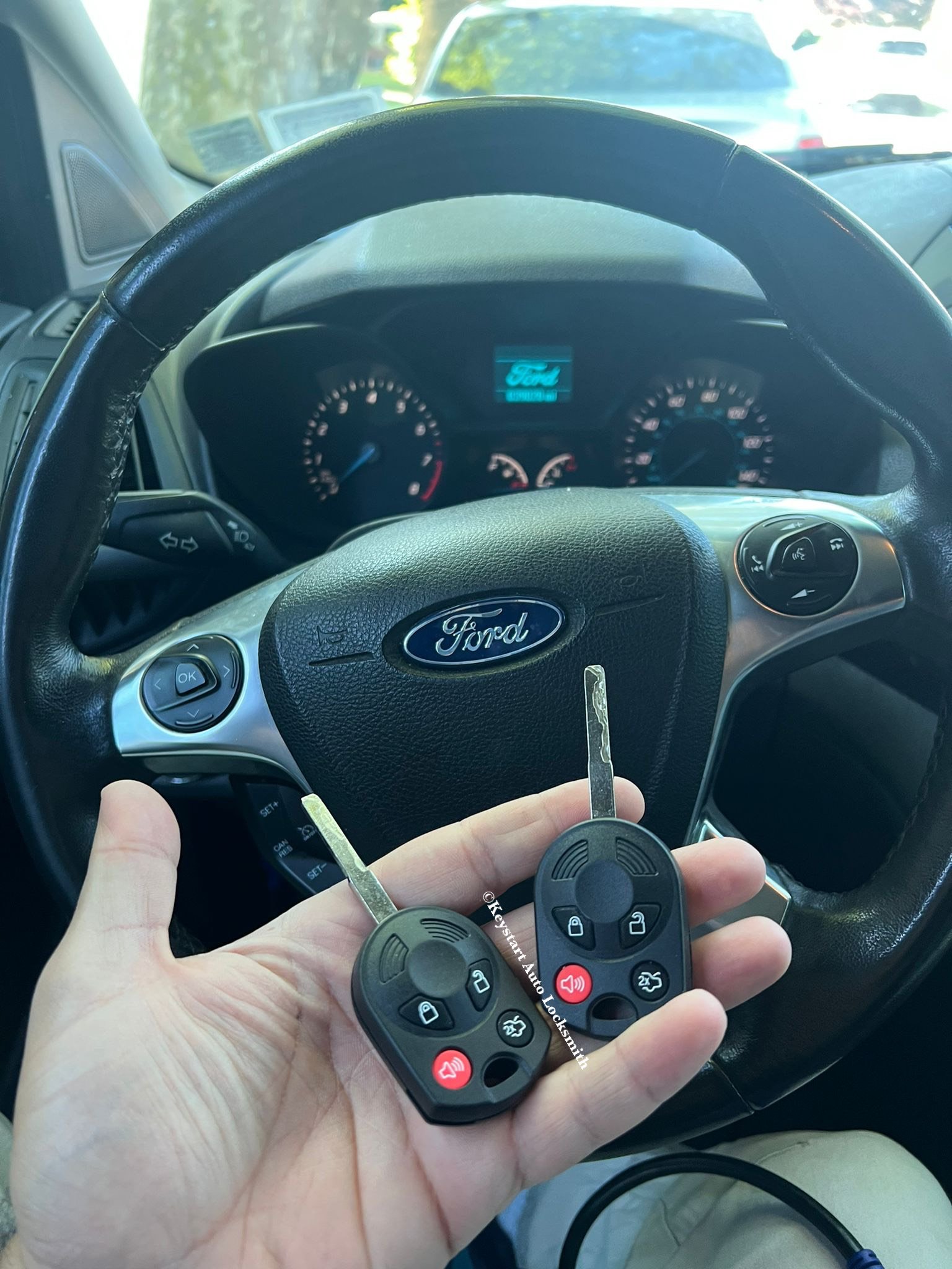 car locksmith North Hollywood makes car key with remote